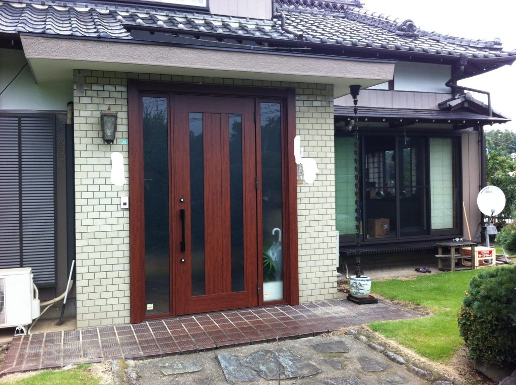 【熊谷市T様】１日で立派な玄関ドアへ　玄関ドアリフォーム