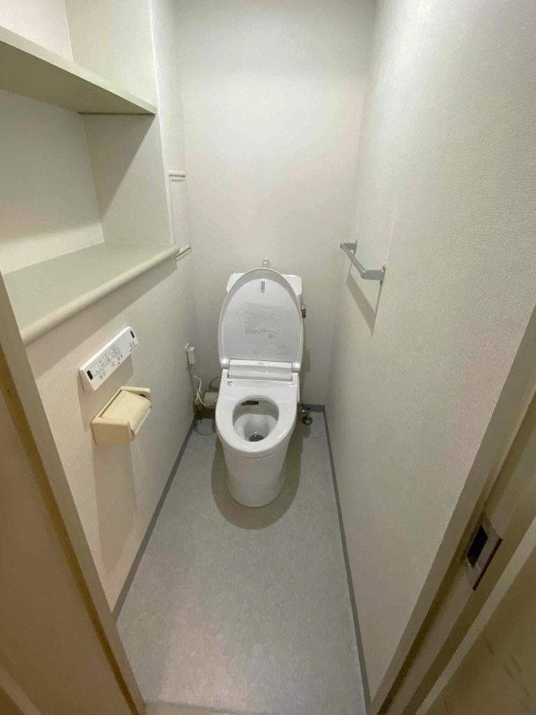 【埼玉県熊谷市 O様邸】LIXILアメージュ便器＆シャワートイレKAで清潔・快適な空間に｜トイレリフォーム｜施工事例