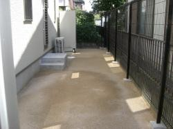 【熊谷市】外構工事｜水はけに配慮した透水性舗装とフェンス・伸縮門扉