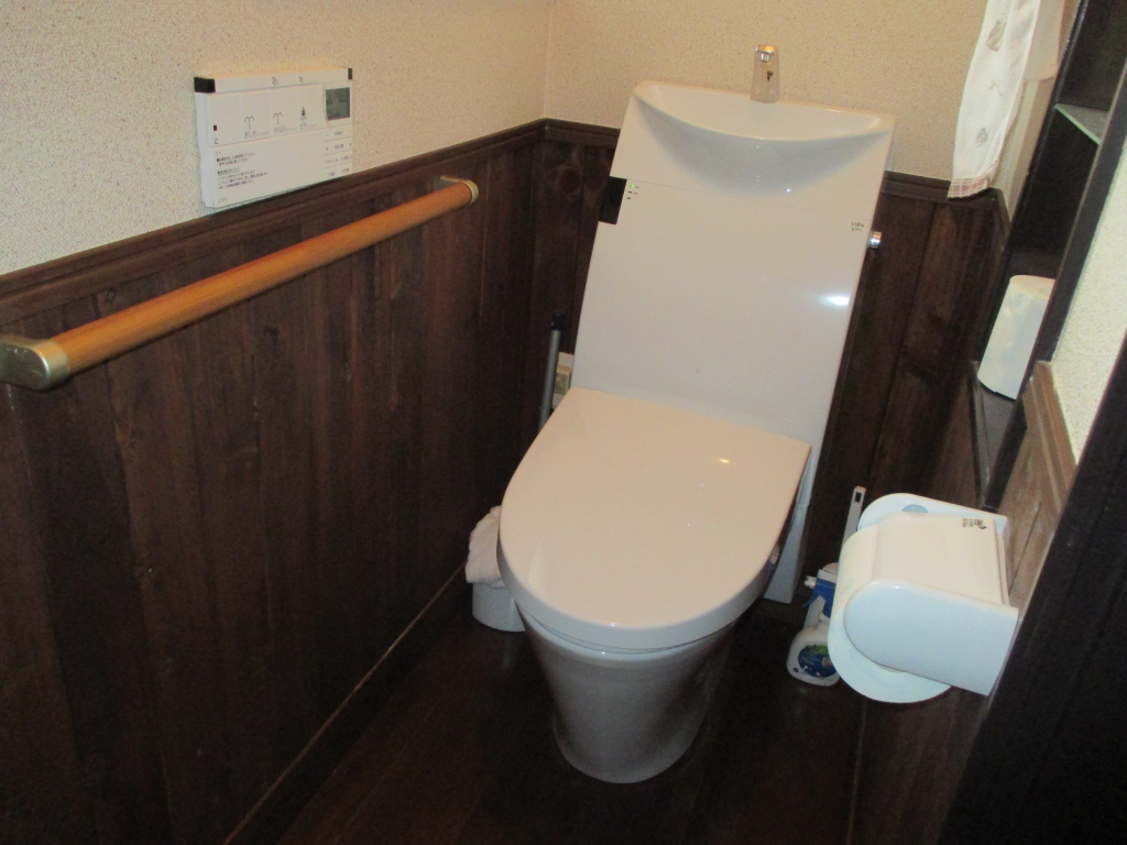 【深谷市】トイレリフォーム｜無垢材の腰板とニッチ棚でこだわりの空間に