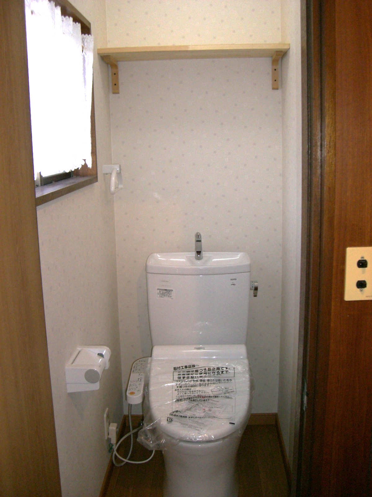 【熊谷市】トイレリフォーム｜TOTO「ピュアレスト」タイル張りからクロス仕上げへ